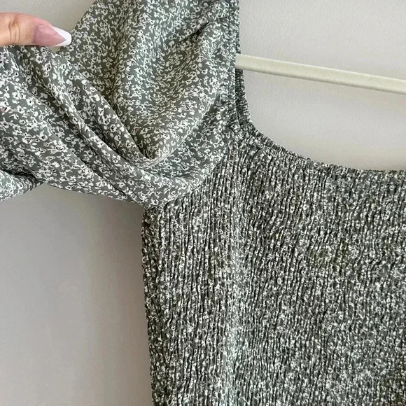 Paper Crane Smocked Floral Blouse, Puff Sleeve Green Fall Top, Size Medium - Picture 13 of 16